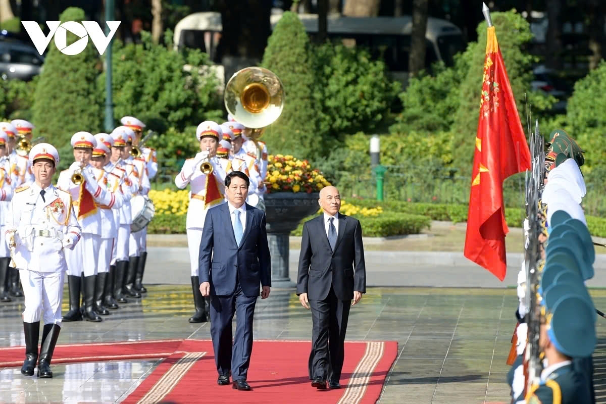 Then President Luong Cuong invites King Norodom Sihamoni to review the guard of honour.