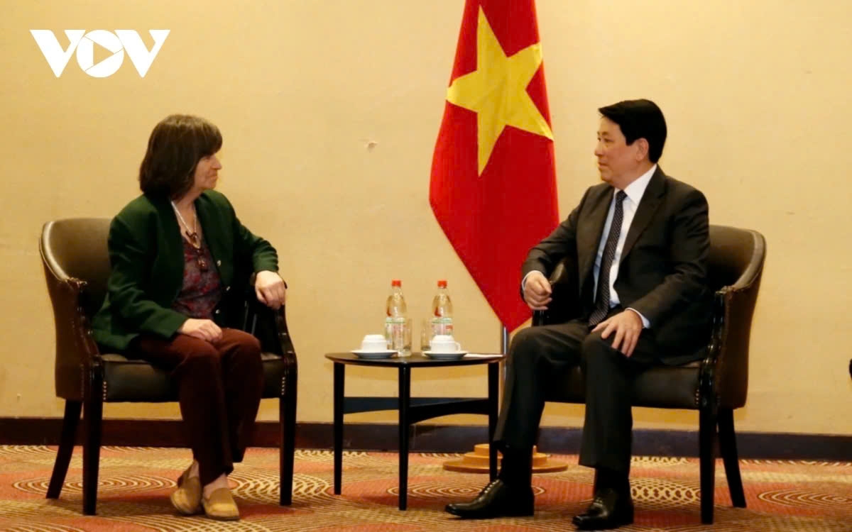 Later that day, President Luong Cuong meets with a delegation from the Chile-Vietnam Cultural Institute, led by Chairwoman Patricia Abarzua, encouraging continued efforts to foster people-to-people exchanges between the two countries.