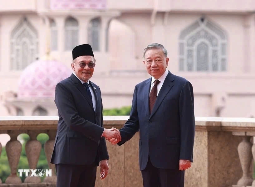 Thủ tướng Malaysia Anwar Ibrahim chủ trì lễ đón Tổng Bí thư Tô Lâm. Ảnh: TTXVN