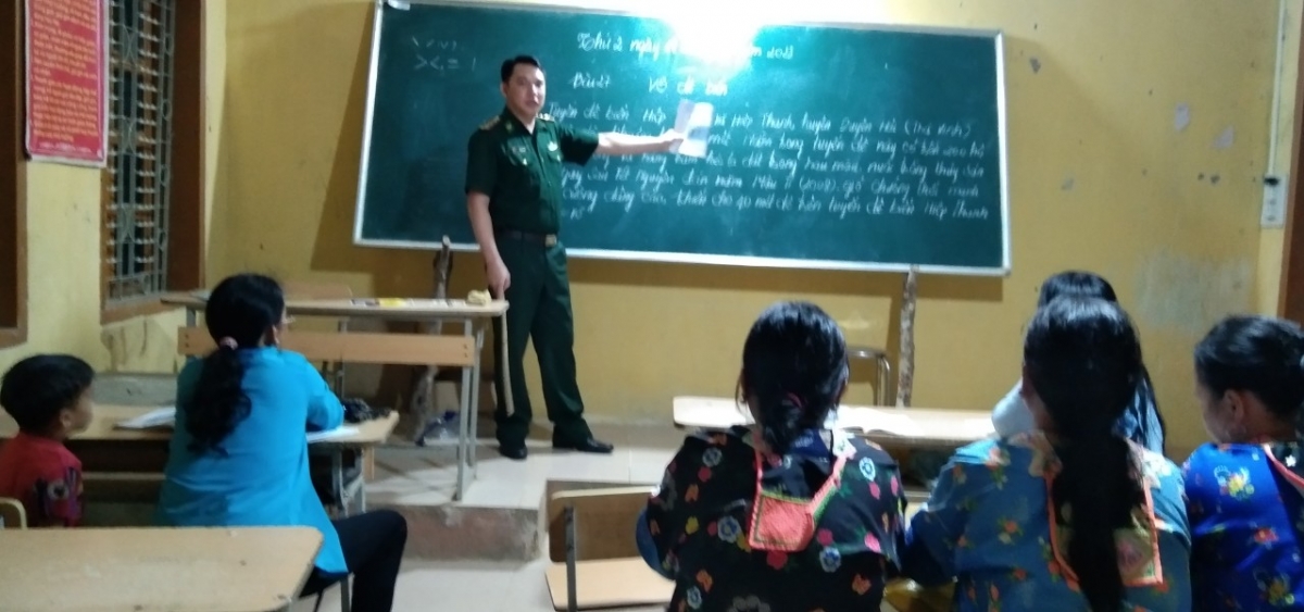 Lớp học xóa mù chữ của thầy giáo Lò Văn Thoại