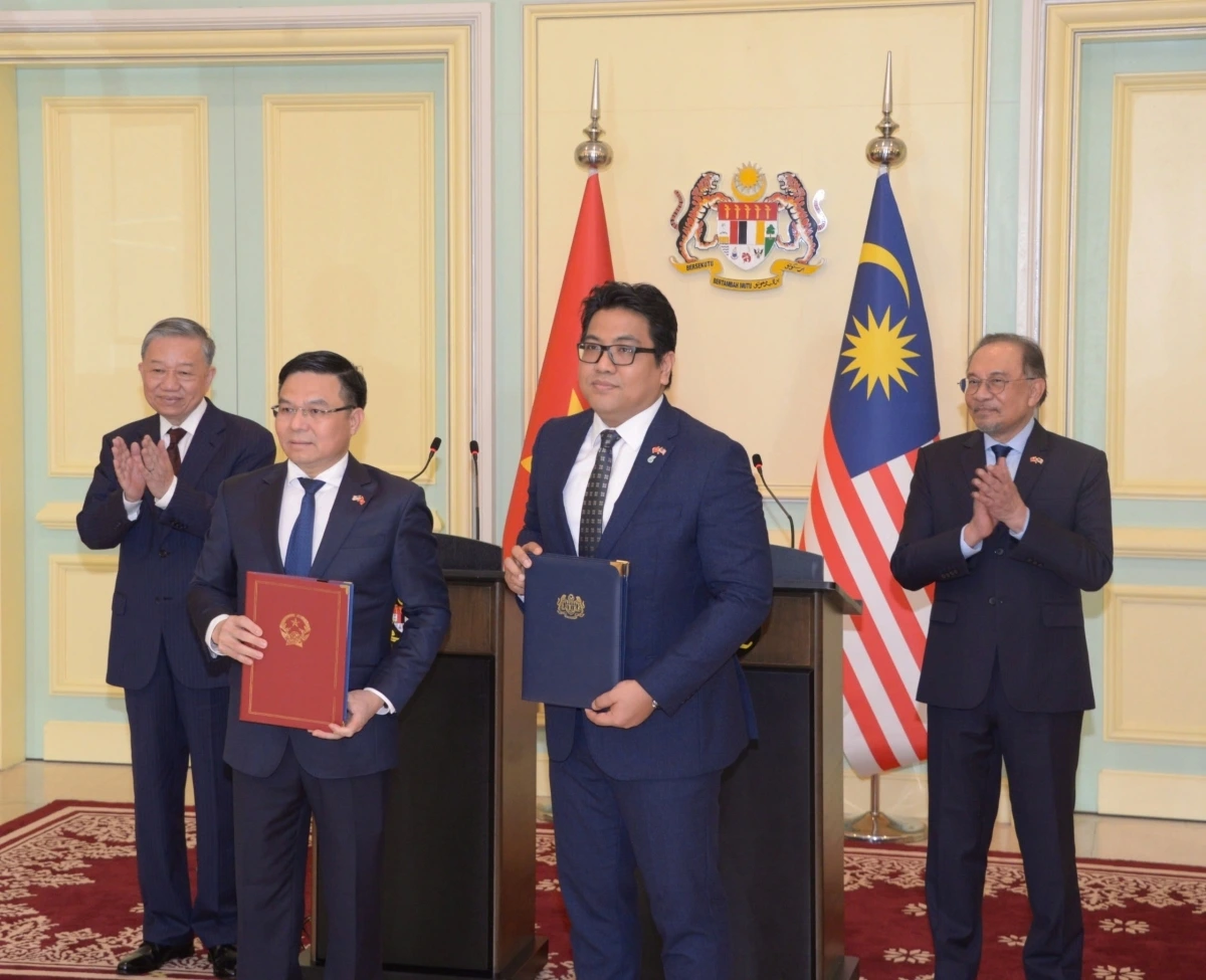 Tổng Bí thư Tô Lâm và Thủ tướng Malaysia Anwar Ibrahim cũng chứng kiến trao đổi hai văn kiện hợp tác gồm: Biên bản ghi nhớ về tăng cường hợp tác xúc tiến thương mại giữa Cục Xúc tiến thương mại Việt Nam và Cơ quan Phát triển Ngoại thương Malaysia; Bản ghi nhớ hợp tác về năng lượng tái tạo giữa Tập đoàn Dầu khí Quốc gia Việt Nam (PetroVietnam) và Tập đoàn Dầu khí Quốc gia Malaysia (Petronas).