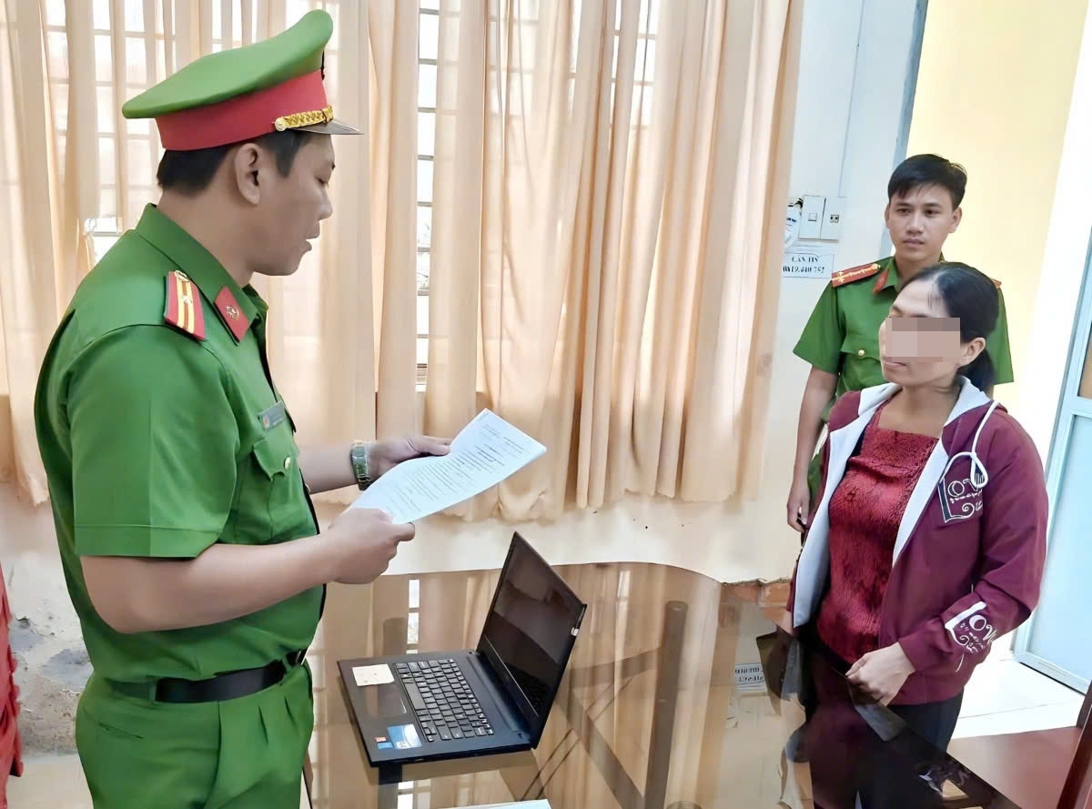 Cơ quan Cảnh sát điều tra Công an tỉnh Bạc Liêu tống đạt các quyết định tố tụng đối với Phan Thị Nhiệm- Ảnh Trọng Nguyễn