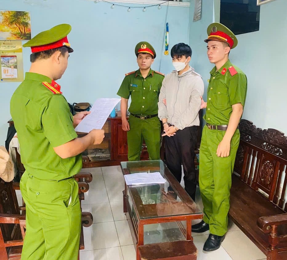 Cơ quan Cảnh sát điều tra Công an thành phố Đà Nẵng tống đạt các quyết định đối với Nguyễn Tài.