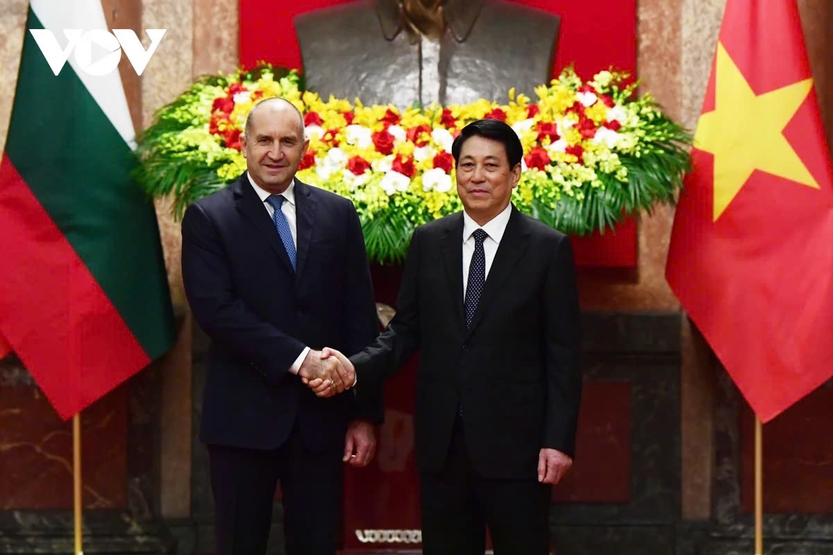 Education and training is a traditional and important area of cooperation between the two countries. Bulgaria has trained 3,600 scientific personnel and about 30,000 highly skilled workers of Vietnam. (In the photo, the two presidents pose for a photo ahead of their talks in Hanoi on November 25).