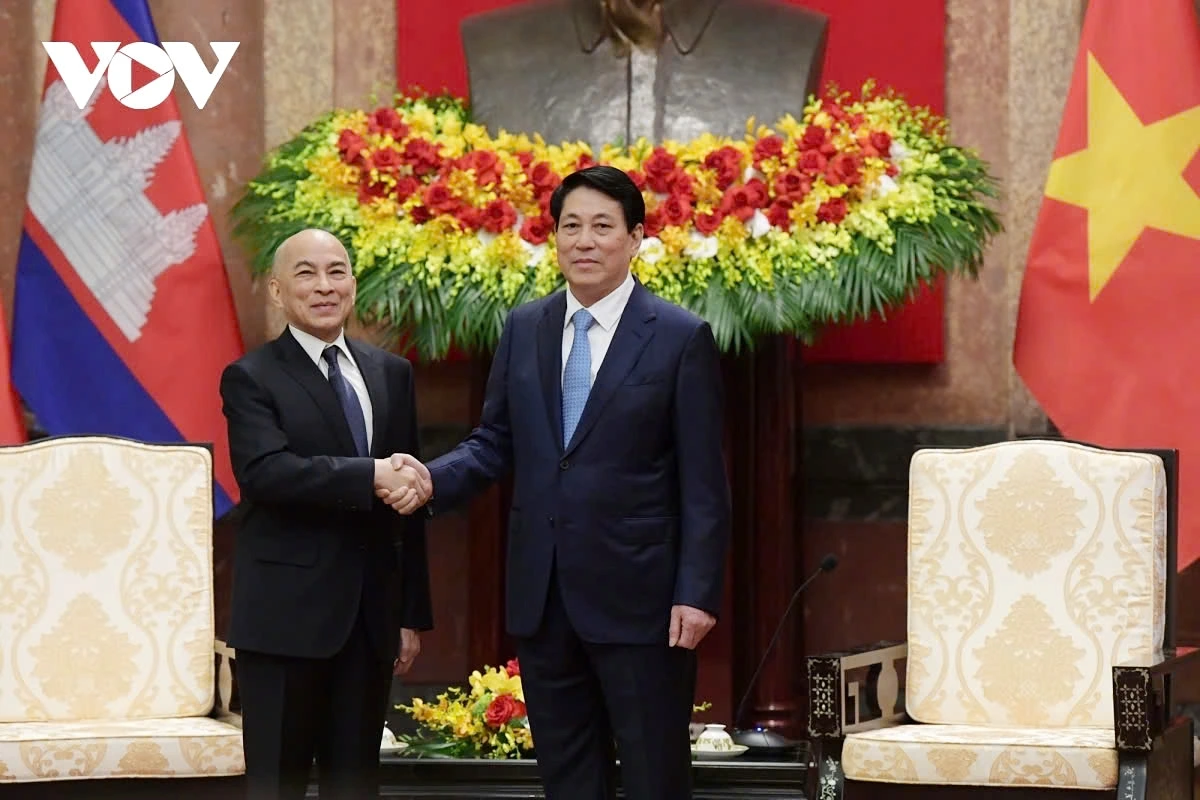 President Luong Cuong invites King Norodom Sihamoni pose for a group photo ahead of their meeting.