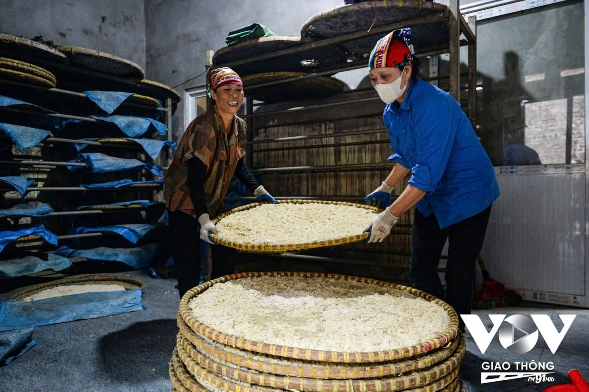 The mixture of soybean paste and rice is cooled, and then a fermentation starter is added. The fermentation process lasts about 2-3 days, allowing the unique flavours of the paste to develop.