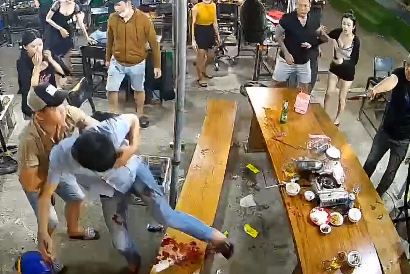 Ông T. bị đâm rồi tử vong ngay sau đó (Ảnh: Cắt từ clip)