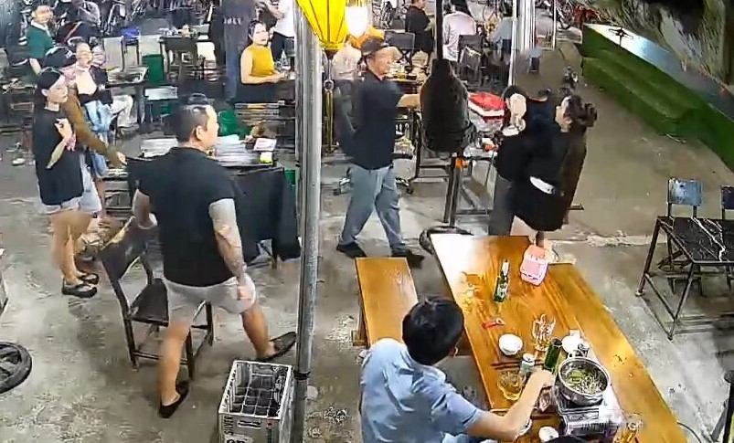 Người đàn ông áo đen cầm dao đe dọa trước khi gây ra án mạng (Ảnh: Cắt từ clip)