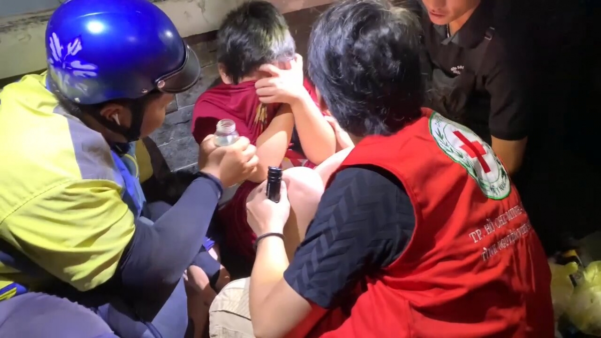 Cháu bé sau khi được cứu thoát