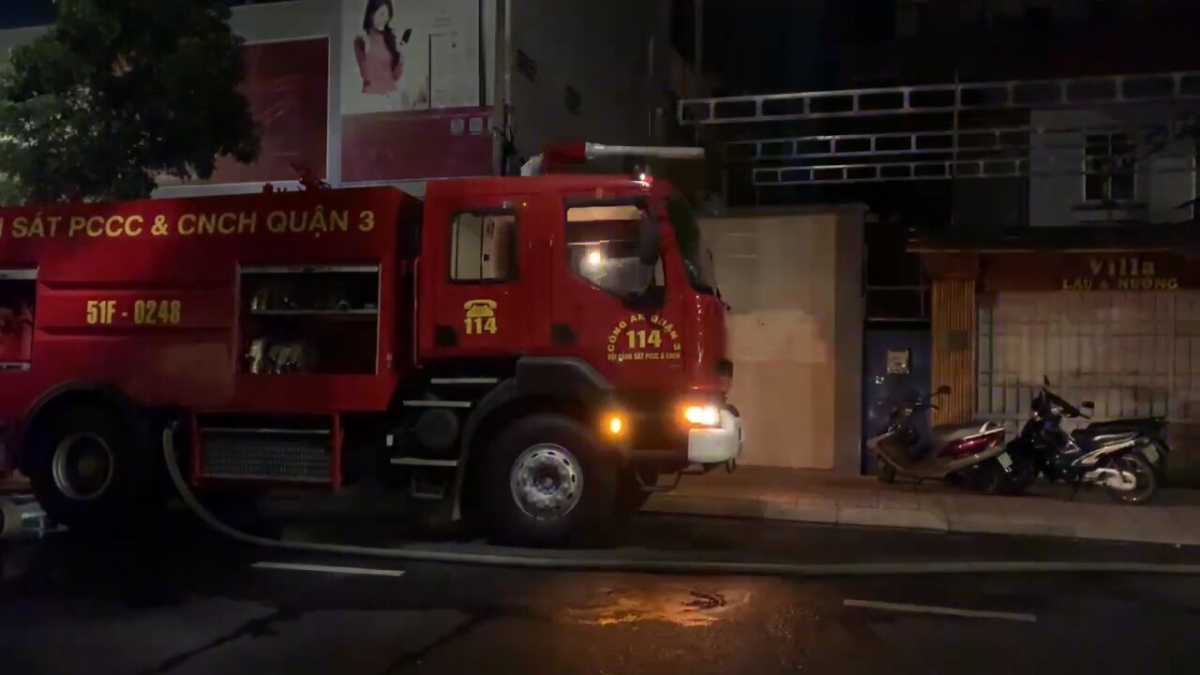 Lực lượng chức năng có mặt tại hiện trường, kéo vòi nước dài hàng trăm mét từ ngoài đường vào trong hẻm.