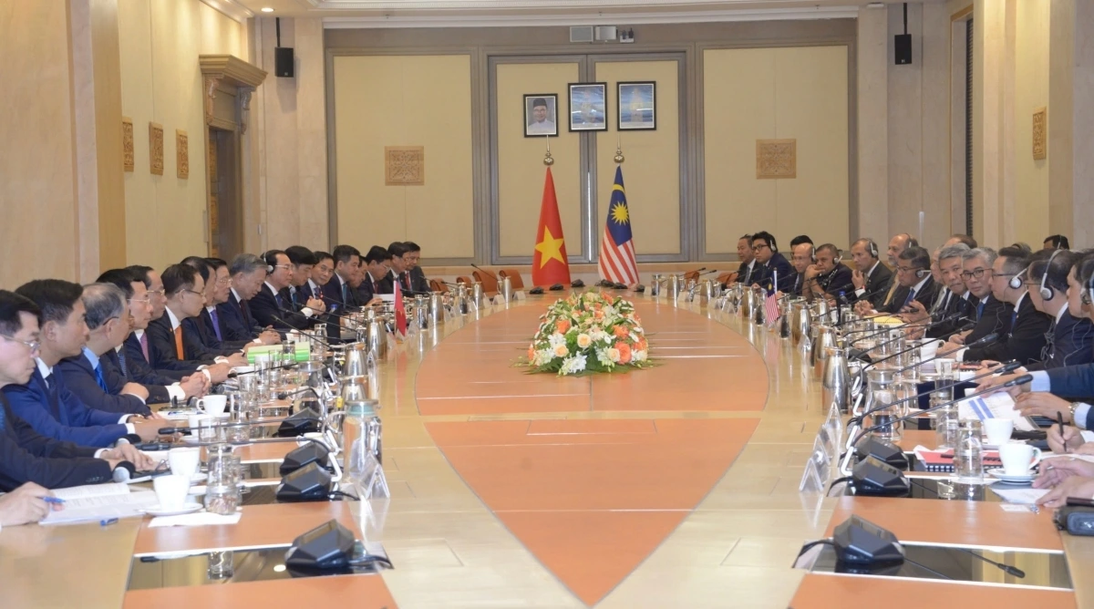 Tại cuộc hội đàm, hai nhà lãnh đạo nhấn mạnh những điểm tương đồng về văn hóa, lịch sử giữa hai nước, chia sẻ nhiều lợi ích quan trọng, đều đang bước vào giai đoạn phát triển mới và cùng mong muốn đóng góp tích cực vào hòa bình, an ninh và phát triển chung.Tổng Bí thư Tô Lâm và Thủ tướng Anwar Ibrahim nhất trí nâng cấp quan hệ Việt Nam - Malaysia lên Đối tác chiến lược toàn diện, vì lợi ích của nhân dân hai nước, vì hòa bình, phát triển bền vững và thịnh vượng chung của ASEAN và thế giới.