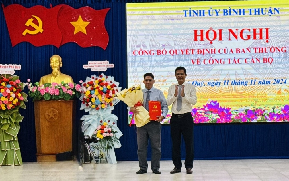 Ông Nguyễn Quốc Thắng- Bí thư Huyện uỷ Phú Quý (người cầm hoa) 