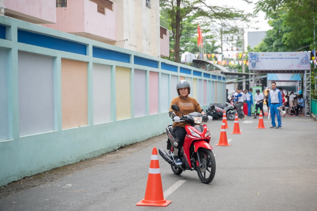 Phụ huynh thực hành lái xe an toàn trên sa hình