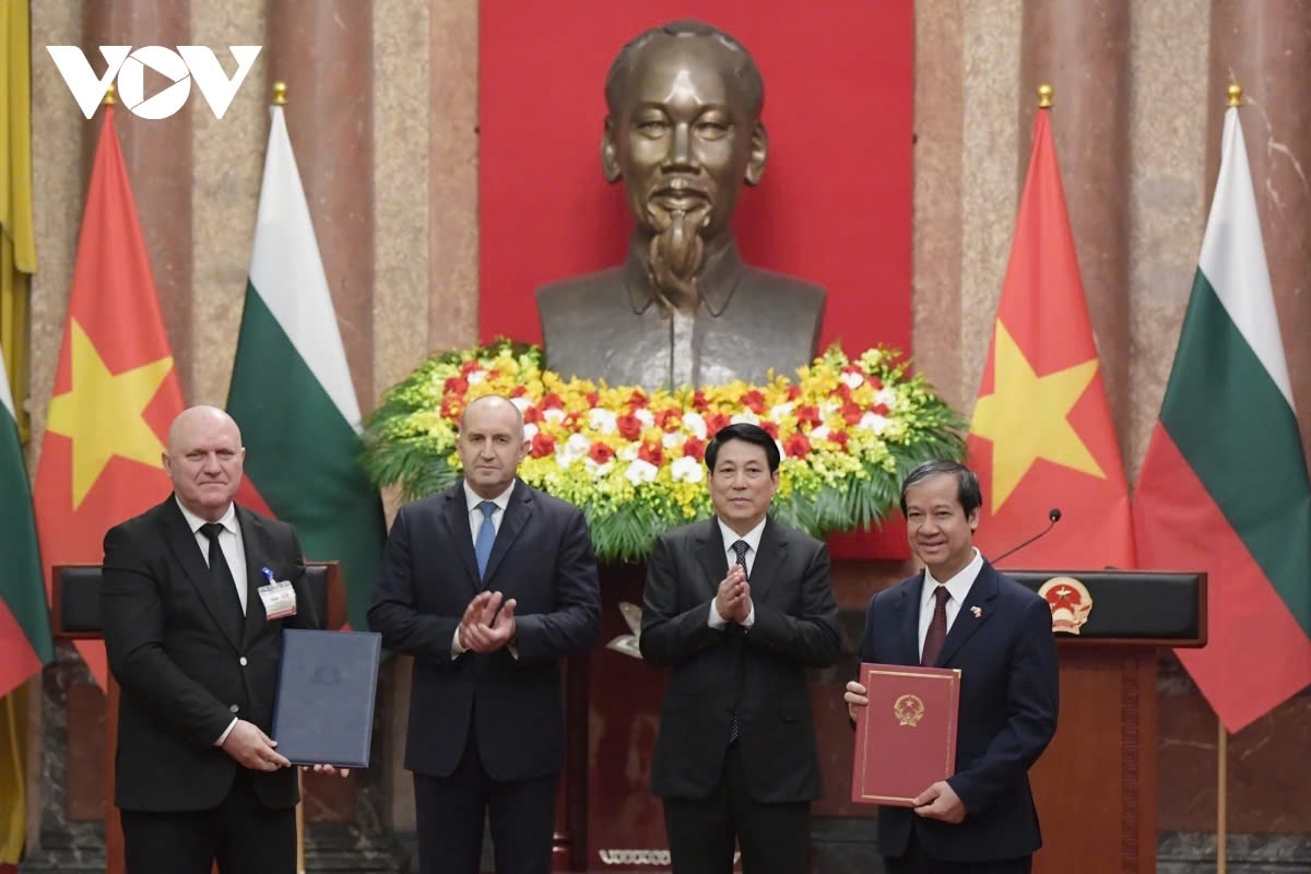 After the talks, the two leaders witness the signing of several bilateral cooperation agreements and co-chair a press conference to announce the outcomes of their talks.
