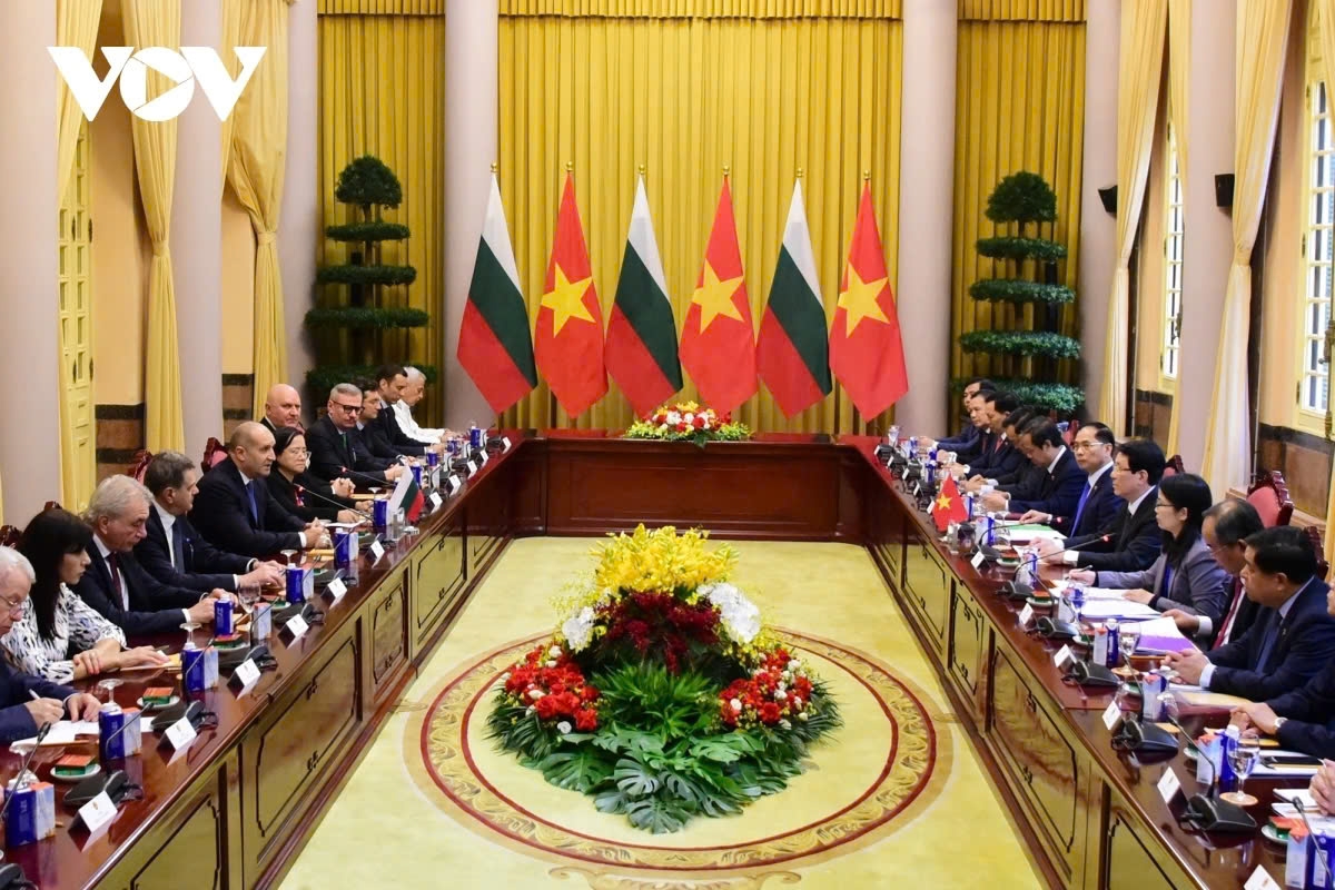 Labour cooperation is also a potential area, as it has been maintained and promoted with the establishment of many partnerships between Vietnamese and Bulgarian localities. (In the photo, President Luong Cuong and President Rumen Radev hold talks in Hanoi on November 25 to further strengthen cooperation between Vietnam and Bulgaria).