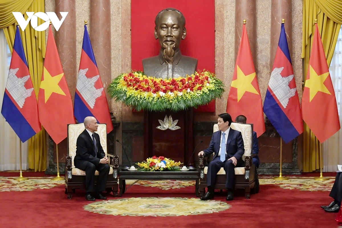 Both host and guest discuss measures to strengthen the friendship and cooperation between Vietnam and Cambodia.