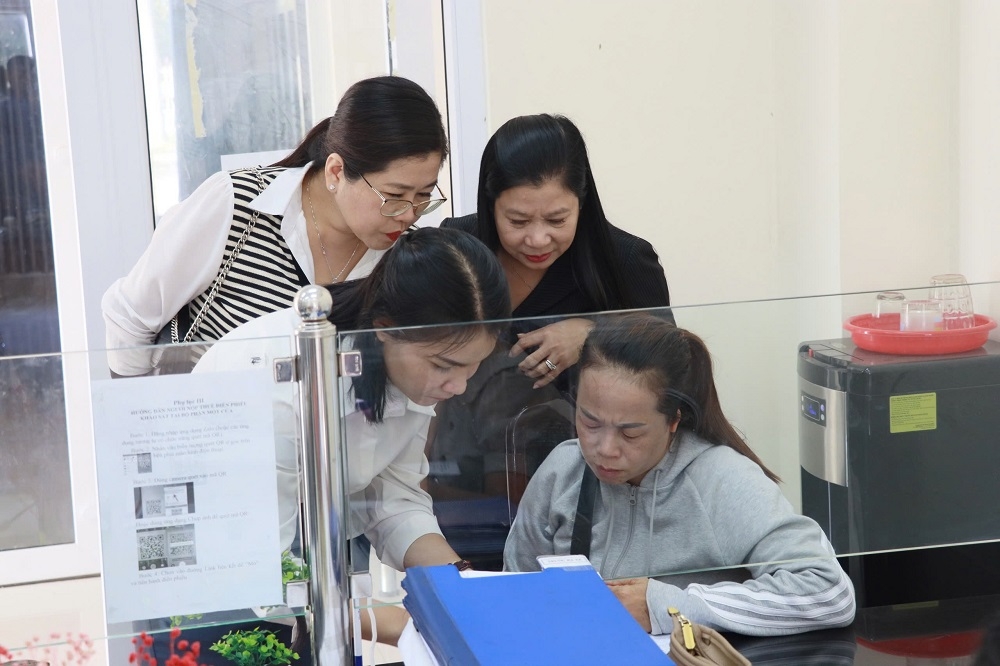 Bà Trần Thị Diệu Hoàng (áo đen), Cục trưởng Cục Thuế Bình Thuận đến thăm và động viên tinh thần cán bộ công chức đang thực thi nhiệm vụ trong các ngày cuối tuần (Ảnh: CTBT)