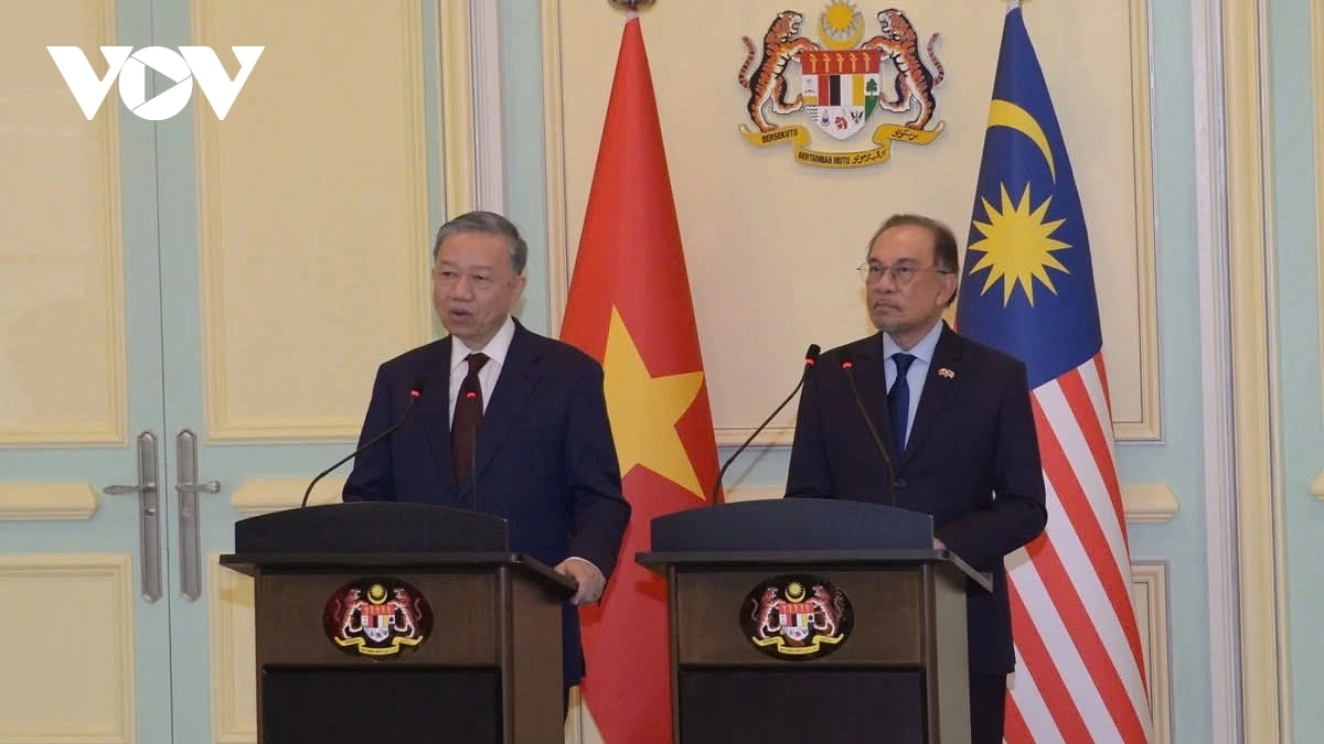 Trong chuyến thăm chính thức Malaysia của Tổng Bí thư Tô Lâm và Phu nhân, hai bên đã ra <a href="Tuy%C3%AAn%20b%E1%BB%91%20chung" target="_blank">Tuyên bố chung</a> về việc nâng cấp quan hệ Đối tác chiến lược toàn diện Việt Nam-Malaysia. Tuyên bố chung gồm 11 điểm, trong đó, hai bên thống nhất tăng cường hợp tác trên các lĩnh vực mới (như kinh tế xanh, đổi mới sáng tạo, khoa học và công nghệ, chuyển đổi số, năng lượng xanh...) và gia tăng gắn kết chặt chẽ giữa hai nước trên các lĩnh vực quan trọng khác (hợp tác giáo dục, đào tạo, phát triển nguồn nhân lực, lao động, văn hóa, thể thao, du lịch và kết nối người dân...) nhằm hiện thực hóa mục tiêu phát triển bền vững.