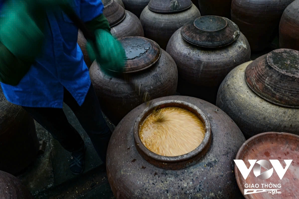 The more sunlight there is, the faster the mixture ferments. To achieve a smooth texture and vibrant color, the producers must regularly stir the mixture during the mornings and afternoons.