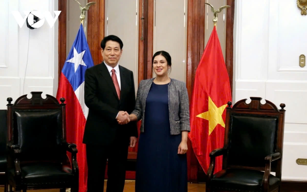 On November 11, President Luong Cuong meets with Karol Cariola, Speaker of the Chilean House of Representatives and Chair of the Chile-Vietnam Parliamentary Friendship Group. Speaker Cariola agrees that disputes in the East Sea should be resolved peacefully in line with international law, particularly the United Nations Charter and the 1982 UN Convention on the Law of the Sea (UNCLOS).