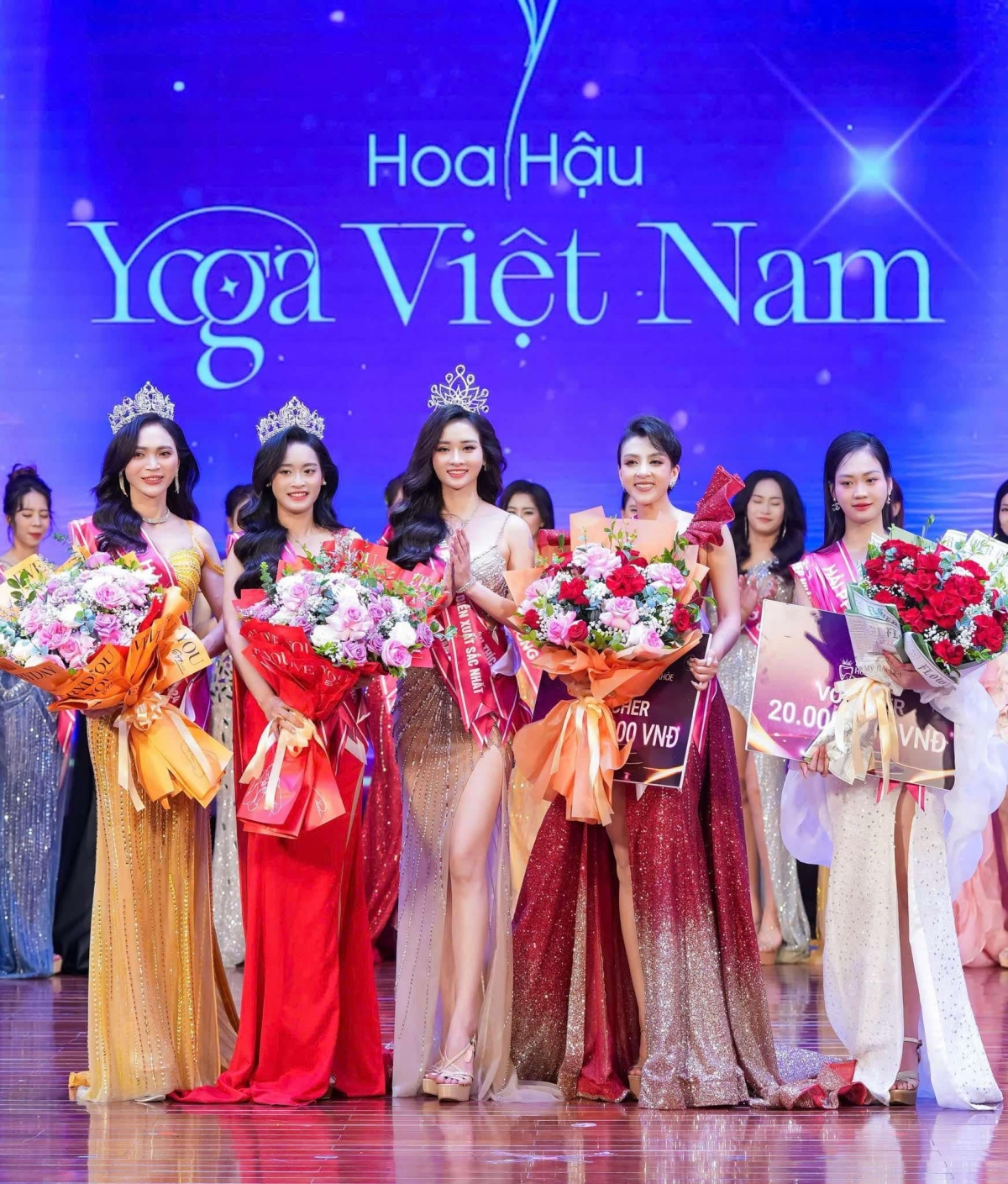 Các thí sinh xuất sắc nhất cuộc thi gồm 1 hoa hậu và 4 á hậu