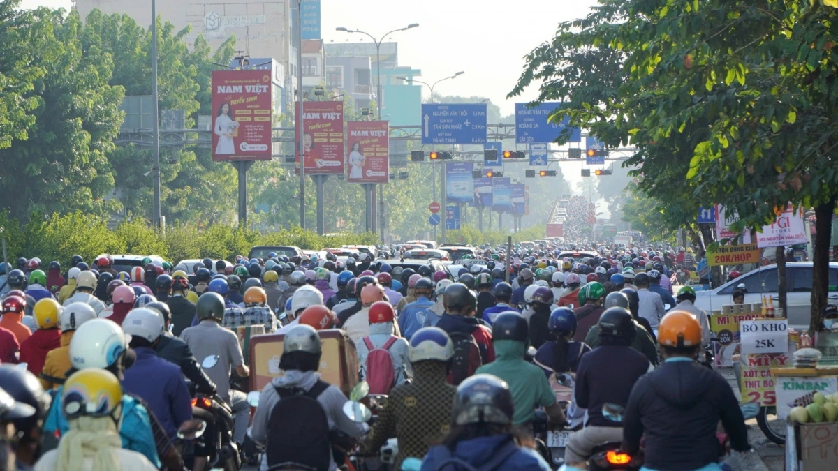 Hình ảnh dòng người nhích từng chút một trong giờ cao điểm là điều thường xuyên xảy ra trên đường Cộng Hòa