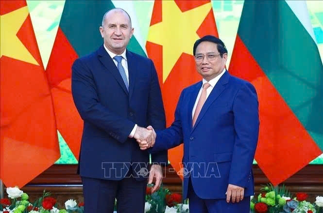 Meeting with Prime Minister Pham Minh Chinh on November 25, President Radev pledges to advocate for the ratification of the EU-Vietnam Investment Protection Agreement (EVIPA) and support efforts to lift the EU’s “yellow card” on Vietnam’s seafood exports.