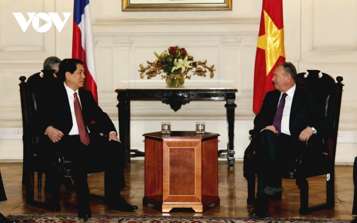 President Luong Cuong then meets with Senate President José Garcia Ruminot, calling for strengthened parliamentary cooperation to support the ratification of initiatives, agreements, and partnerships between the governments, ministries, and localities of the two countries to bolster their Comprehensive Partnership.