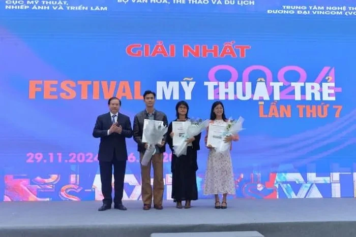 PGS.TS Tạ Quang Đông, Thứ trưởng Bộ Văn hóa, Thể thao và Du lịch trao giải Nhất cho các tác giả.