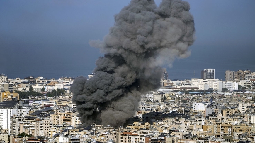 Khói bốc lên sau cuộc không kích của Israel vào Dahiyeh, vùng ngoại ô phía Nam thủ đô Beirut (Lebanon), ngày 16/11/2024. (Ảnh: AP)