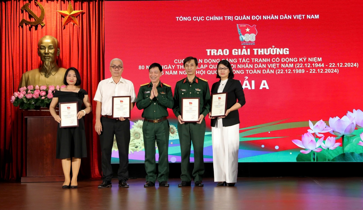 Ban Tổ chức trao giải cho các tác phẩm đoạt giải A