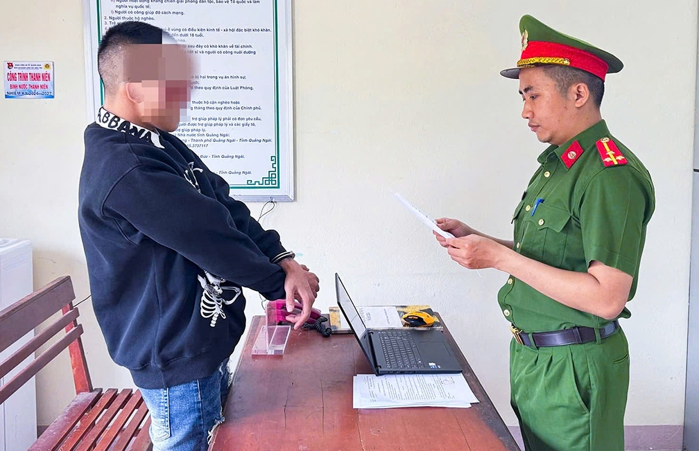 Công an tống đạt quyết định khởi tố  bị can (ảnh Công an)