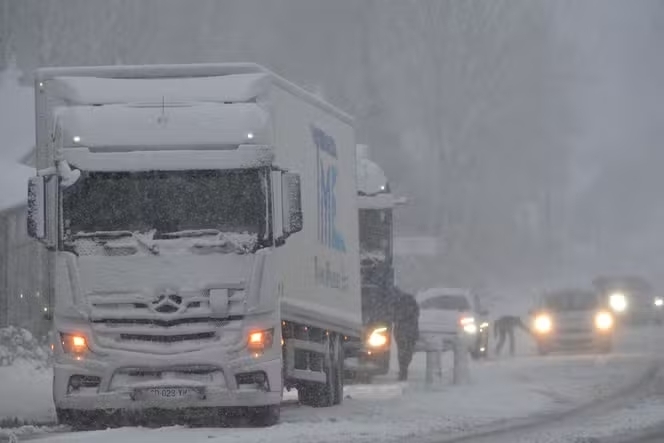 Hàng trăm xe ô tô bị mắc kẹt trên các đường cao tốc. Ảnh: Le Monde