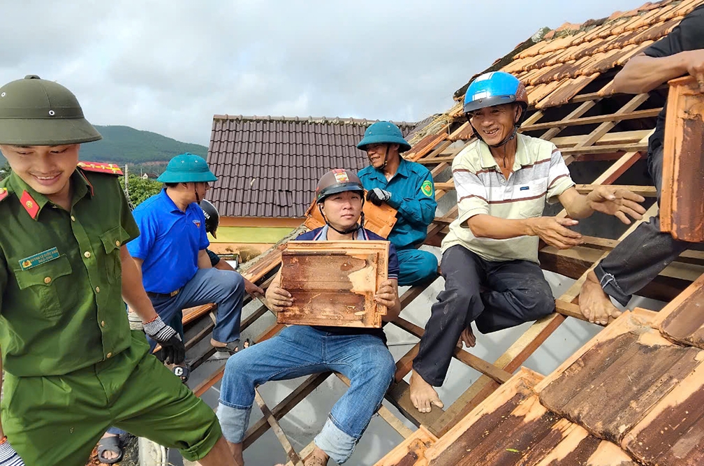 Hỗ trợ người dân lợp lại mái nhà vừa bị lốc xoáy cuốn đi