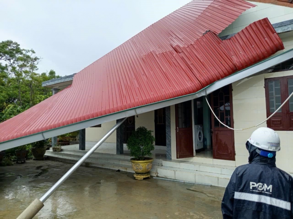 Lốc xoáy là 7 nhà dân và 1 trường học ở trện địa bàn xã Hải Hưng, huyện Hải Lăng tốc mái