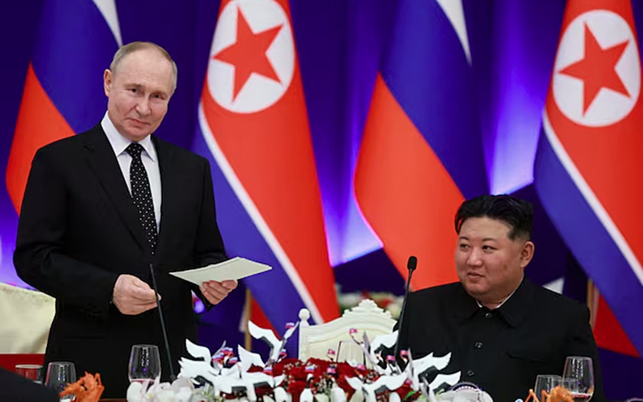 Tổng thống Nga Vladimir Putin và nhà lãnh đạo Triều Tiên Kim Jong Un tham dự tiệc chiêu đãi cấp nhà nước tại Bình Nhưỡng hồi tháng 6. Ảnh: Sputnik.