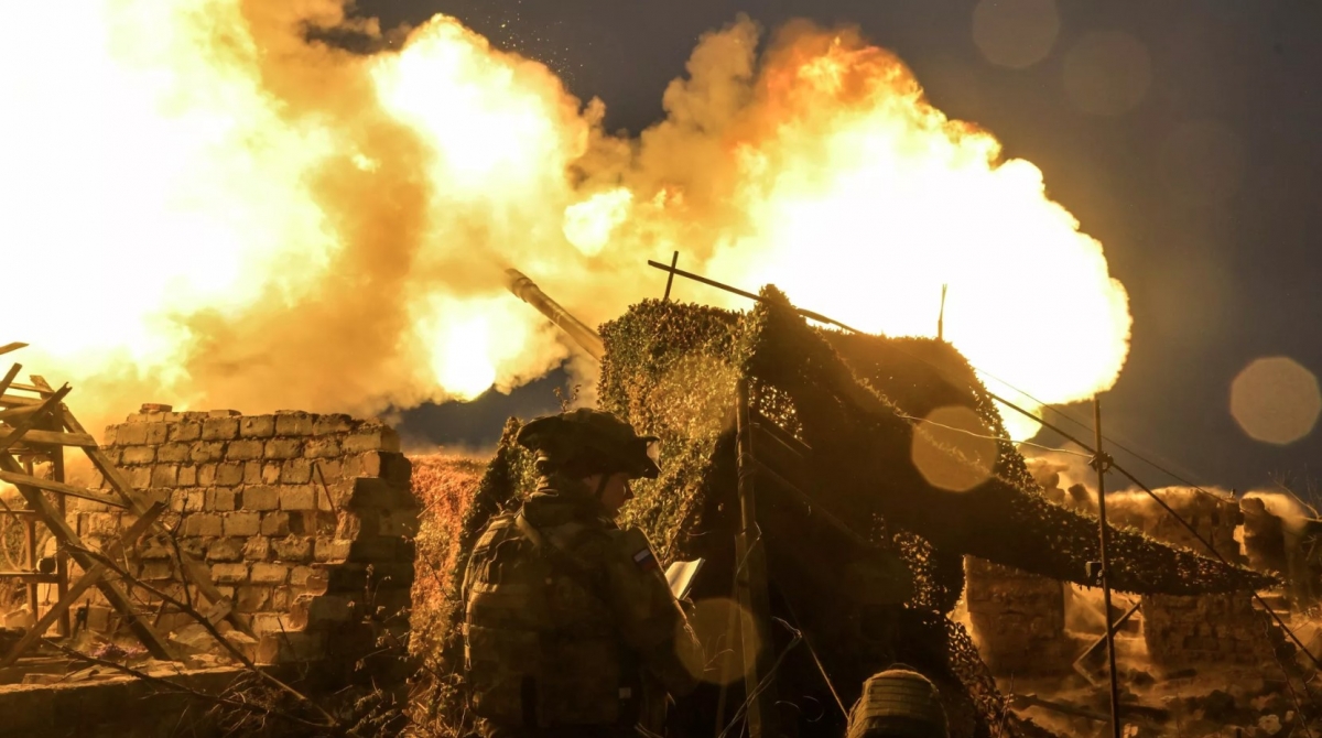 Quân đội Nga khai hỏa lựu pháo tự hành về phía các lực lượng của Ukraine ở Pokrovsk. Ảnh: Sputnik