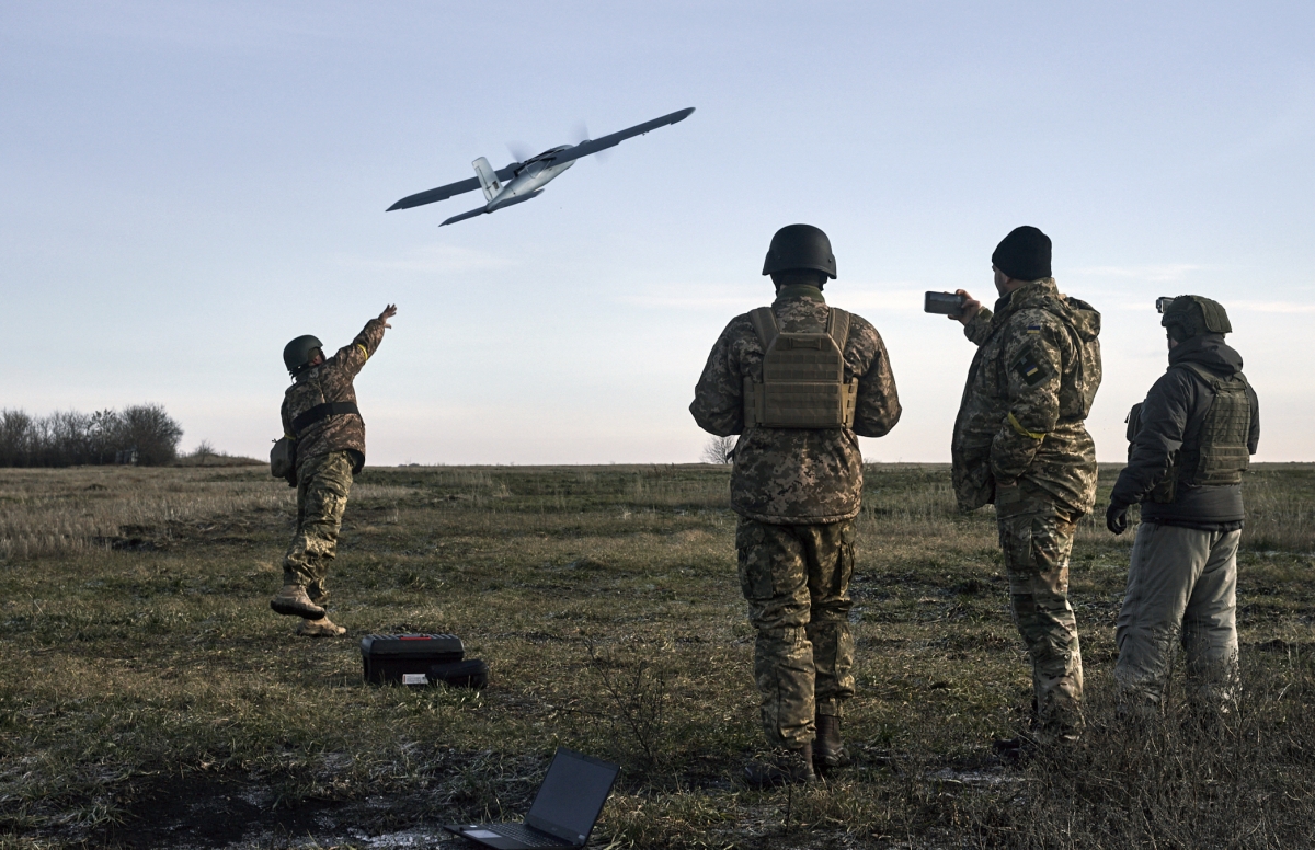 Các binh sĩ Ukraine triển khai máy bay không người lái (UAV). Ảnh: Getty