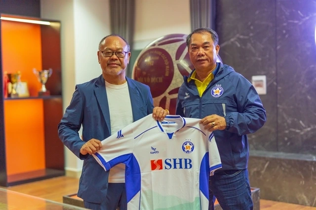 Kiyoshi Sekiguchi from J.League 1 Shonan Bellmare club receives a jersey of SHB Da Nang during a visit to the central city's team. The two clubs expect to promote cooperations in youth football training in the future. (Photo courtesy of SHB Da Nang)