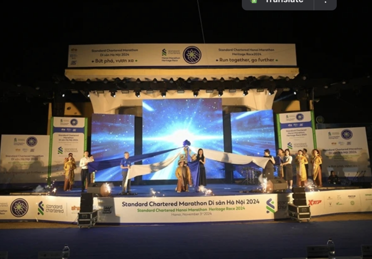 The organisers Organizers begin the opening ceremony of the Standard Chartered Hanoi Marathon Heritage Race 2024. (Photo: courtesy of the organising board)