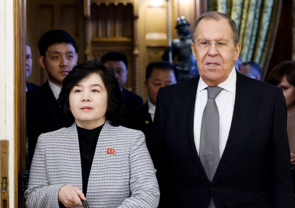 Ngoại trưởng Triều Tiên Choe Son Hui (trái) và người đồng cấp Nga Sergei Lavrov. Ảnh: Reuters