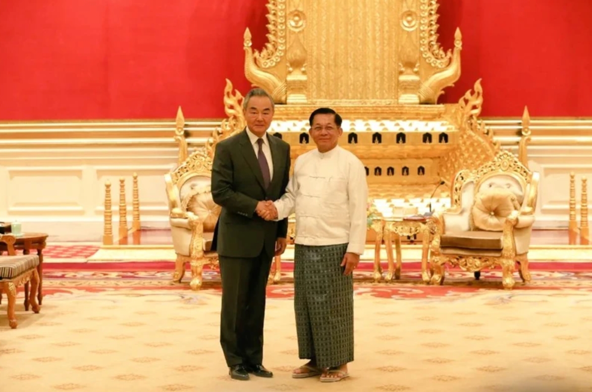Người đứng đầu chính quyền quân sự Myanmar Min Aung Hlaing (phải) tiếp Ngoại trưởng Trung Quốc Vương Nghị Ảnh: Agencies