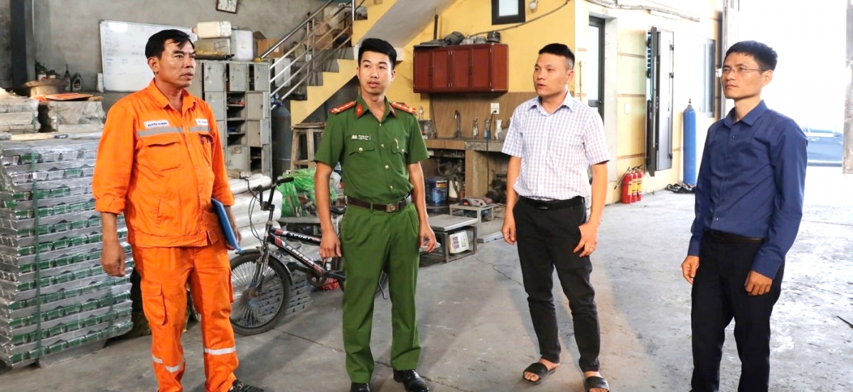 Lực lượng chức năng  kiểm tra tại cơ sở sản xuất của hộ Nguyễn Văn Khởi