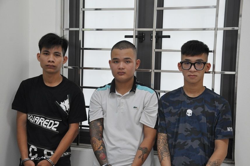 3 bị can Mai Xuân Đoàn, Nguyễn Quang Anh, Nguyễn Quốc Bình (theo thứ tự từ trái qua phải) tại cơ quan Công an
