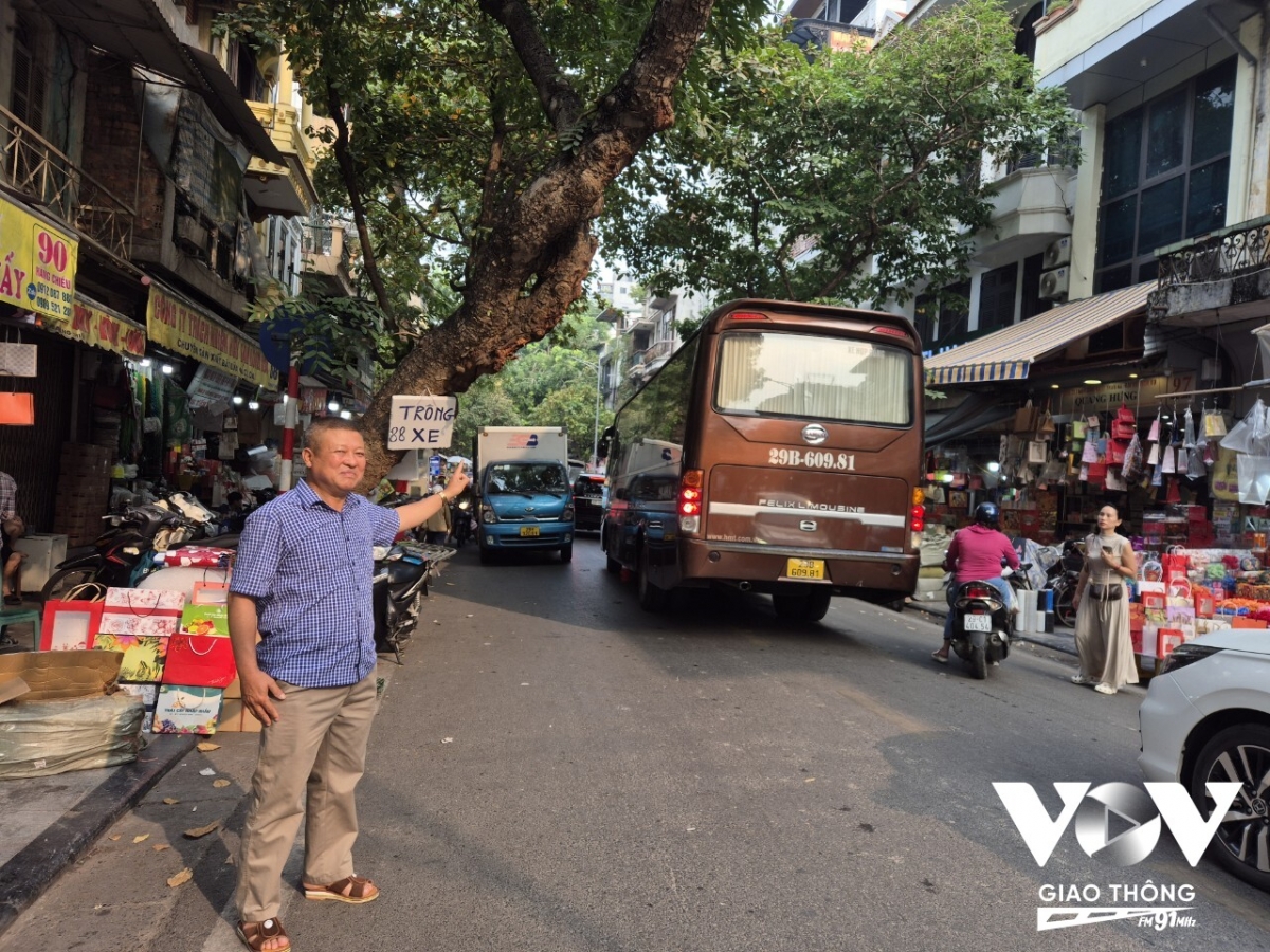 Anh Nguyễn Mạnh Hà tỏ ra ngao ngán khi chứng kiến đoàn xe hợp đồng cỡ lớn trên đường Hàng Chiếu