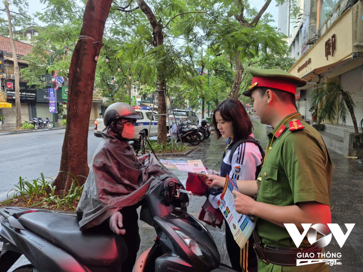 Lực lượng CSGT, Công an TP. Hà Nội kết hợp với công an quận Hoàn Kiếm tổ chức tuyên truyền, xử lý học sinh vi phạm giao thông tại cổng trường THPT Việt Đức