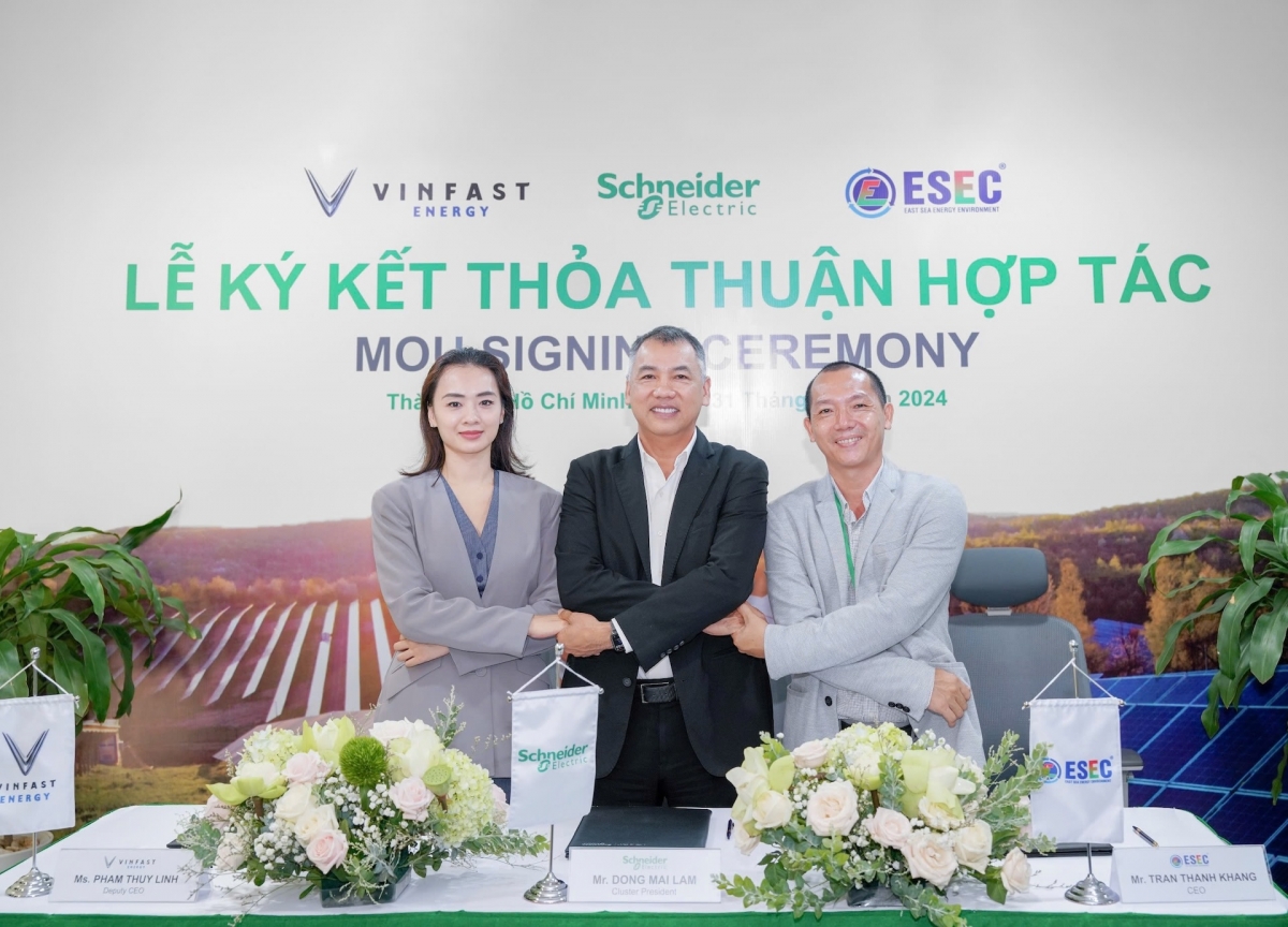 Bà Phạm Thuỳ Linh, ông Đồng Mai Lâm, ông Trần Thanh Khang tại lễ ký kết hợp tác