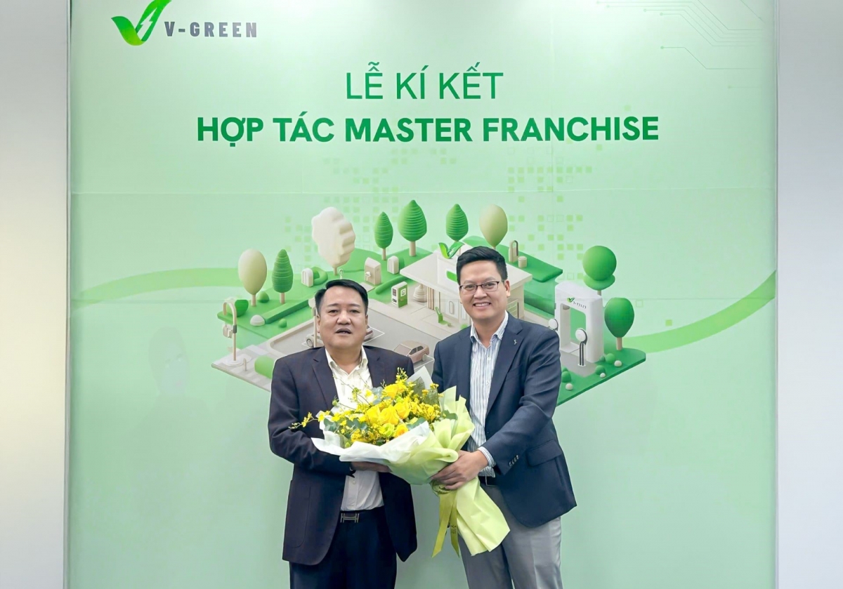  Ông Phạm Văn Vương, Chủ tịch Hội đồng Quản trị Công ty Vasia (bên trái) và ông Nguyễn Thành Dương, Tổng Giám đốc V-Green tại lễ ký kết