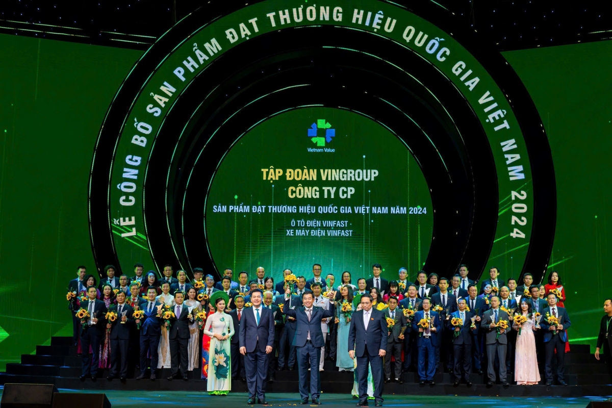 Tập đoàn Vingroup được vinh danh là Thương hiệu Quốc gia Việt Nam 2024 với sản phẩm là ô tô điện và xe máy điện VinFast (Ảnh: BTC cung cấp)