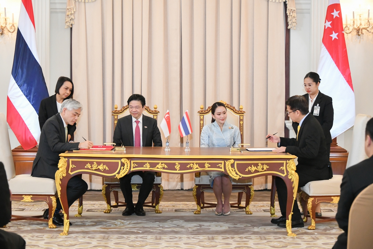 Hai nhà lãnh đạo đã chứng kiến ​​lễ ký Biên bản ghi nhớ về hợp tác giữa Văn phòng Ủy ban Dịch vụ Dân sự Vương quốc Thái Lan và Bộ Ngoại giao Cộng hòa Singapore, nhằm tăng cường hợp tác đào tạo, nâng cao trình độ cho công chức của hai nước. Ảnh: Bộ Ngoại giao Thái Lan